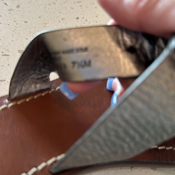 Tory Burch T strap Leather Sandals - Picture 3 of 3